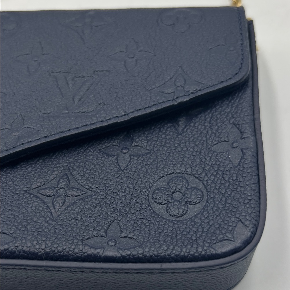 New Louis Vuitton navy blue leather Clutch crossbody Gold Chain - Picture 3 of 13